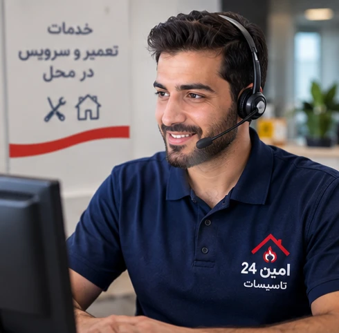 تعمیرکار در حال انجام خدمات فنی و تعمیرات